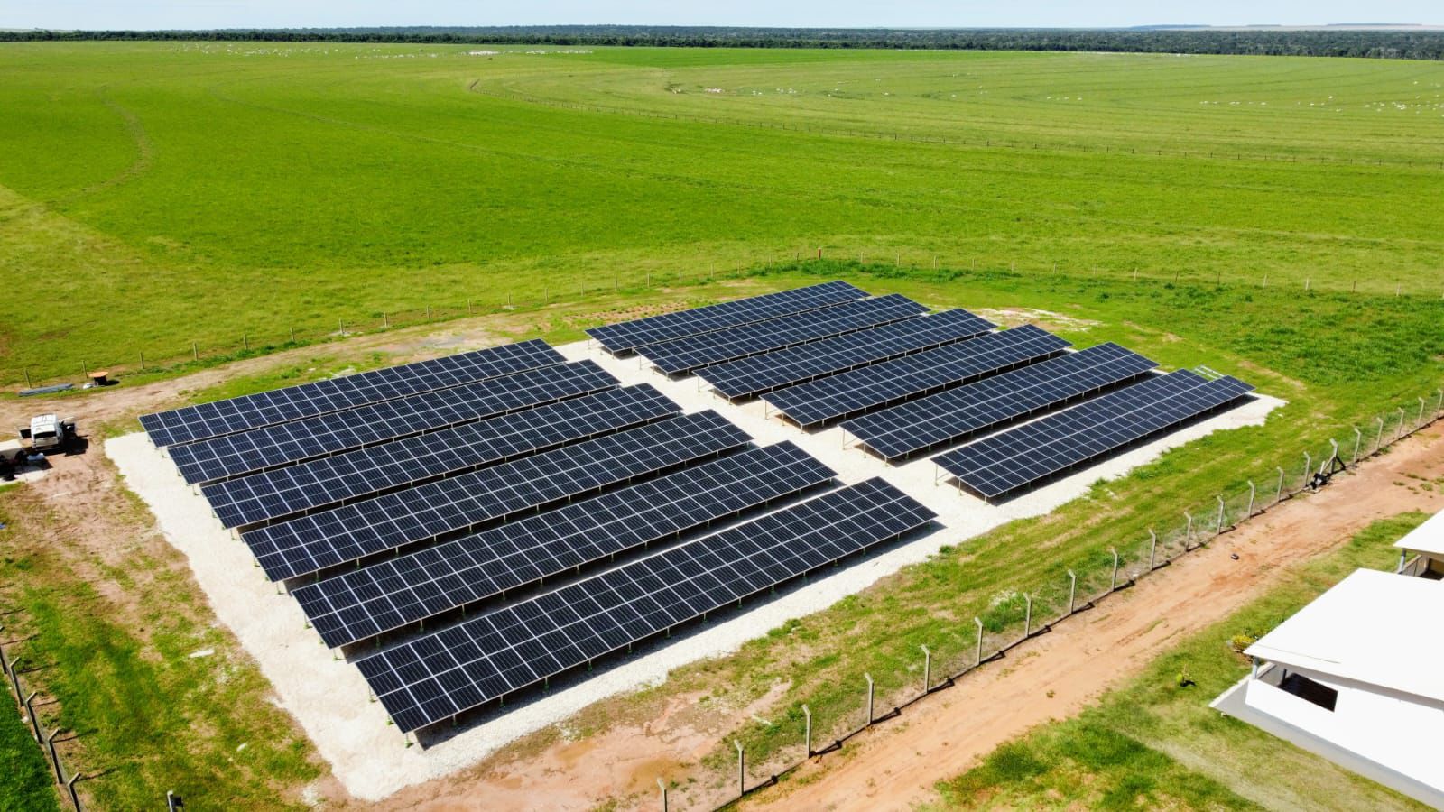 Instalação de painéis solares EcoPower — grande porte rural